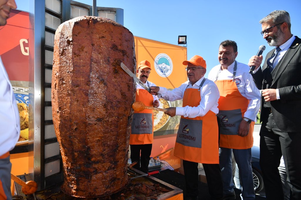 Gastronomi Günleri’nde 1 ton sucuk döner dağıtıldı